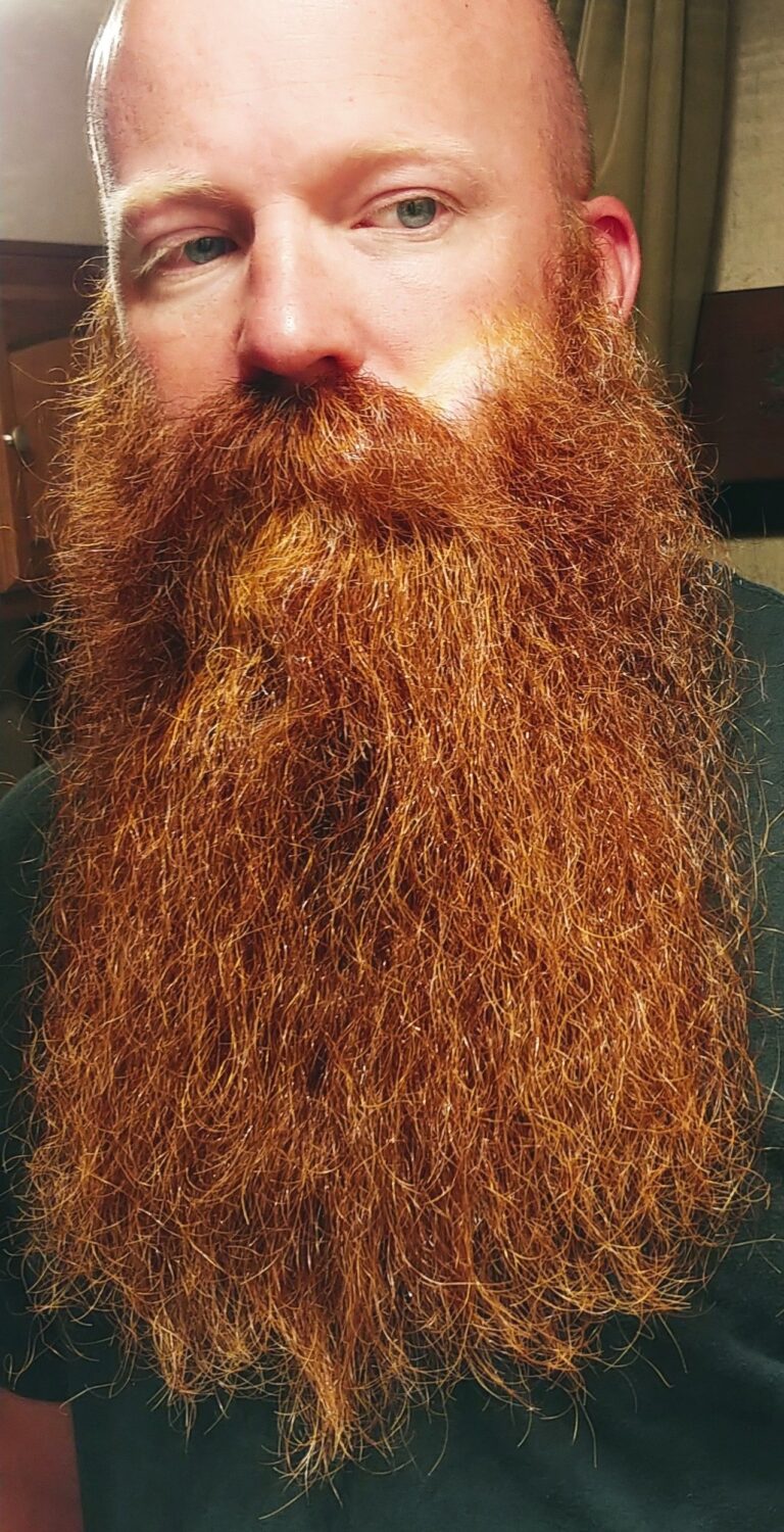 Il s'agit d'une image d'une longue barbe épaisse d'un homme.