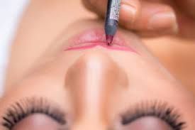 Une image d'un visage d'une femme qui se fait maquiller par un professionnel.