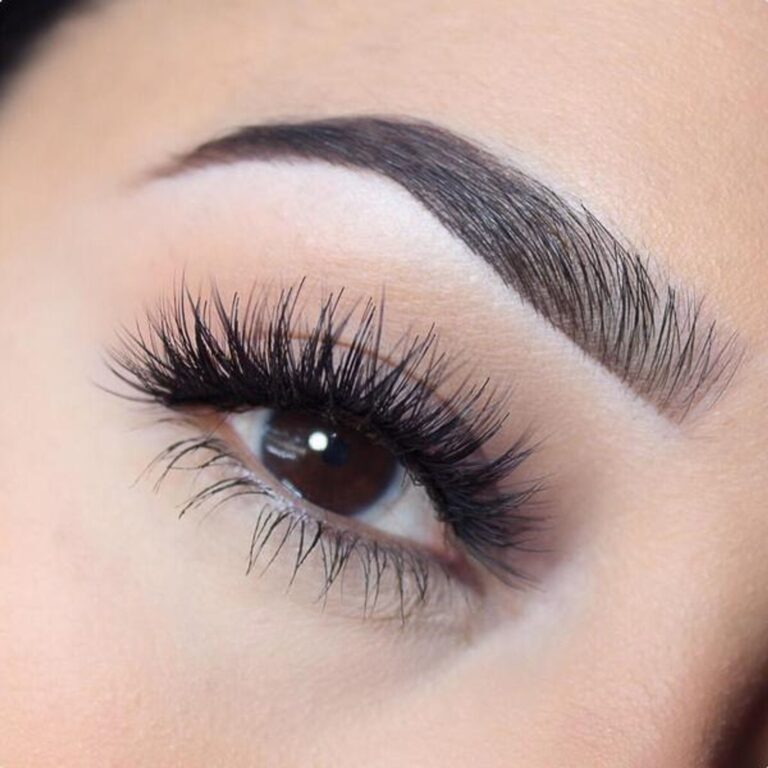 Il s'agit d'une image qui montre les cils d'une femme.